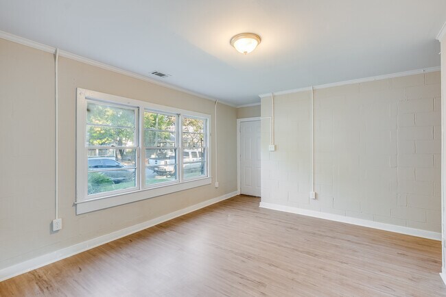 Foto del edificio - Bright 2 Bedroom Apartment Unit A