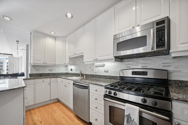 Building Photo - 2533 N Halsted St