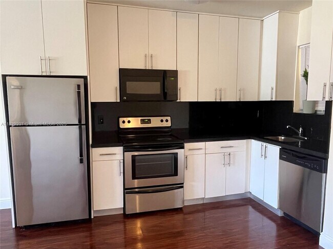 Building Photo - 2880 Pine Tree Dr