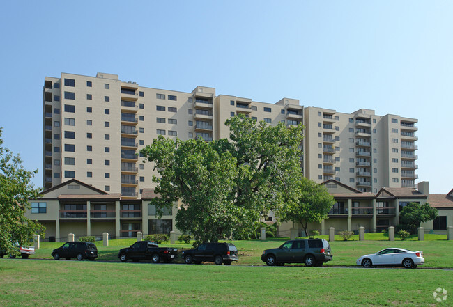 Foto del edificio - Towers Of Town Lake