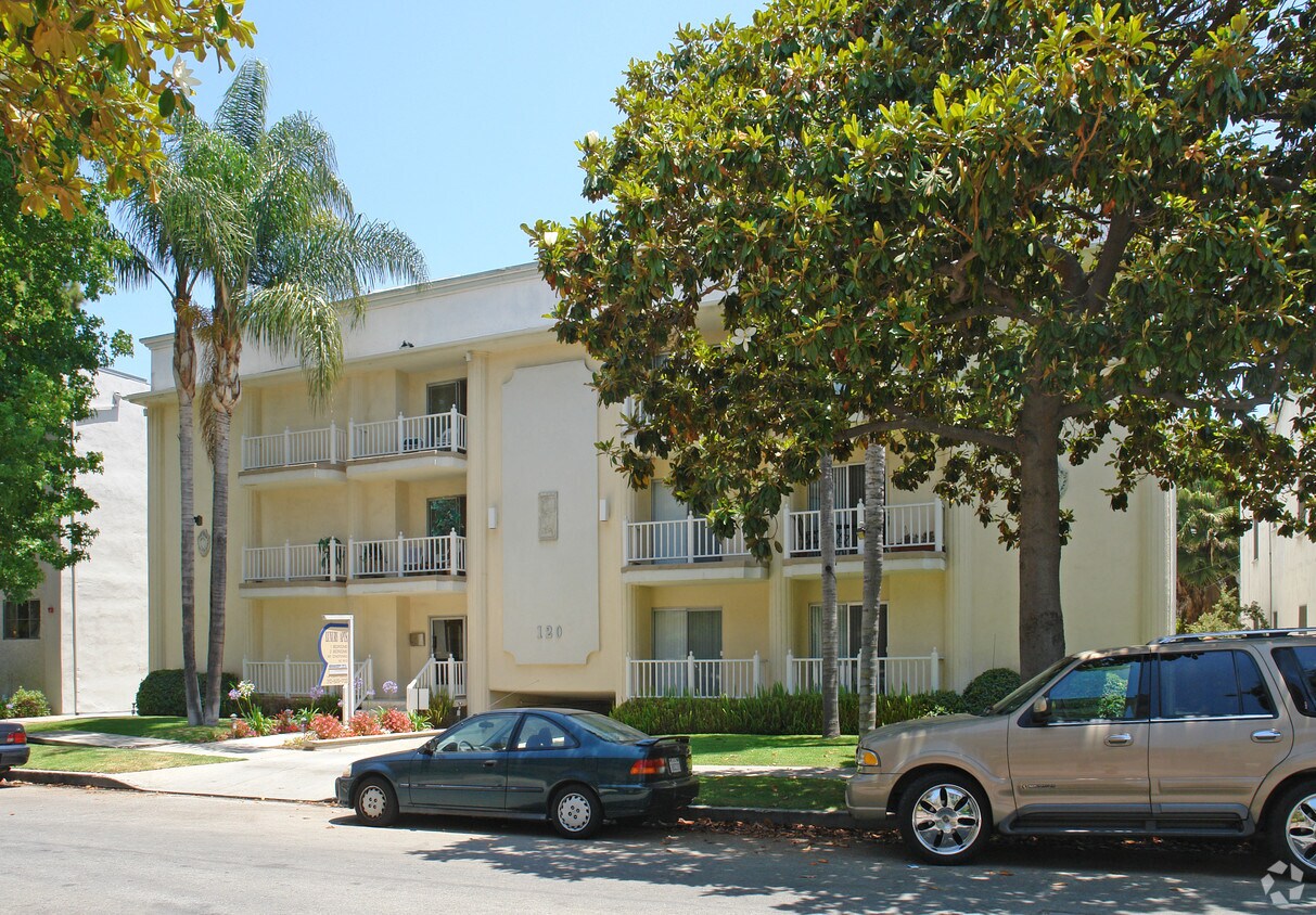Foto principal - 120 S Swall Dr