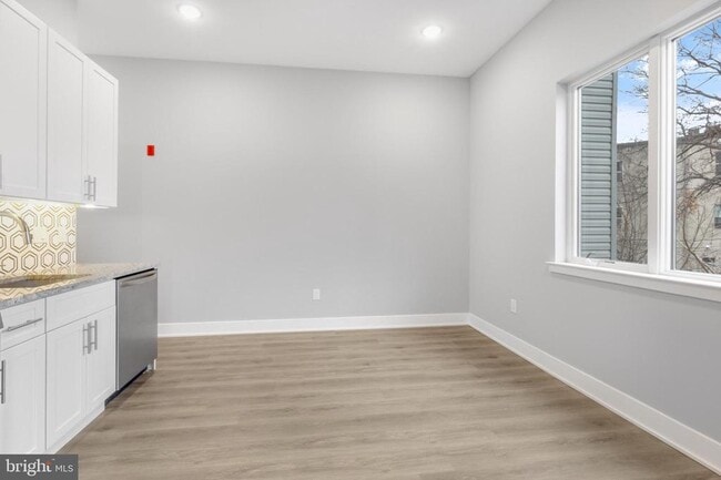 Building Photo - 2119 N Front St