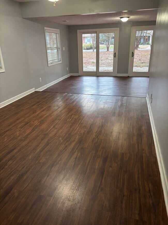 Sala de estar con mucha luz natural. - 479 Oakhurst Dr