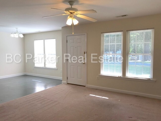 Building Photo - 2 Bed, 2 Bath - Duplex