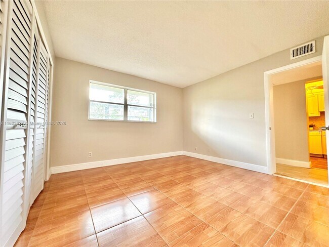 Foto del edificio - 8001 Fairview Dr