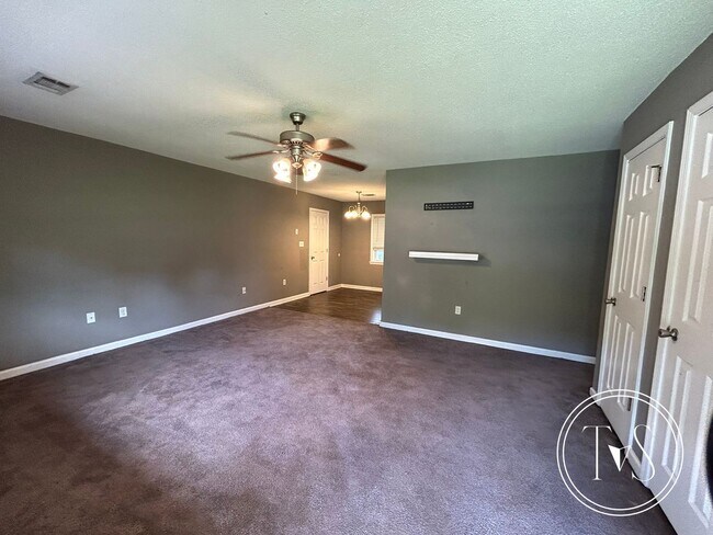 Building Photo - 982 White Cir