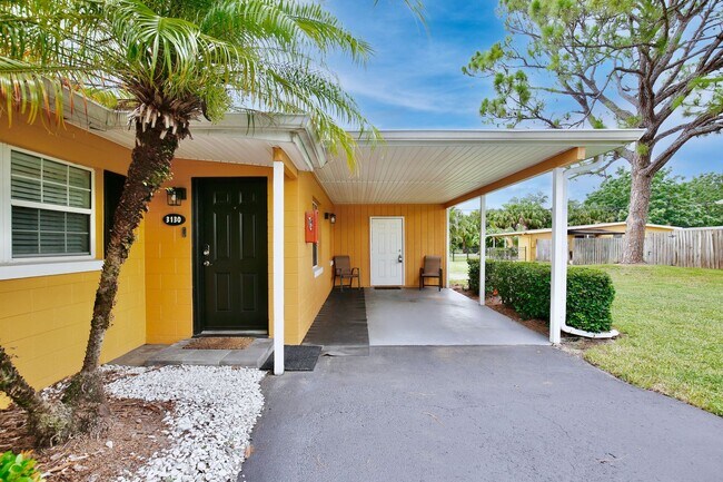 Building Photo - Charming 2/1 Spacious Condo with a Private...