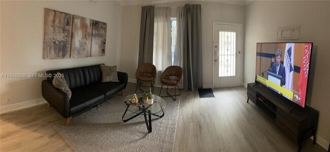 Foto del edificio - 8420 Byron Ave