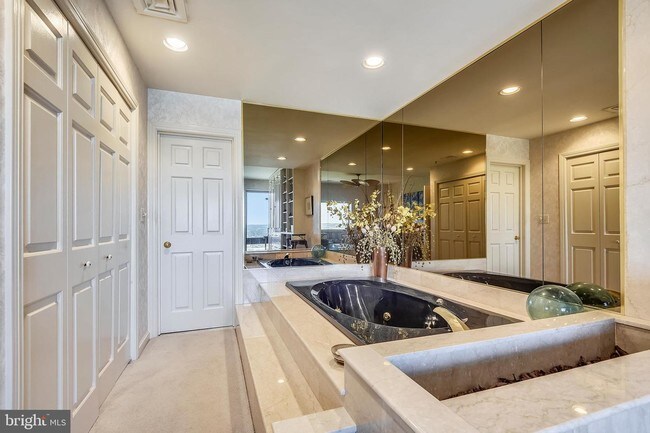 Foto del edificio - 10 E Lee St