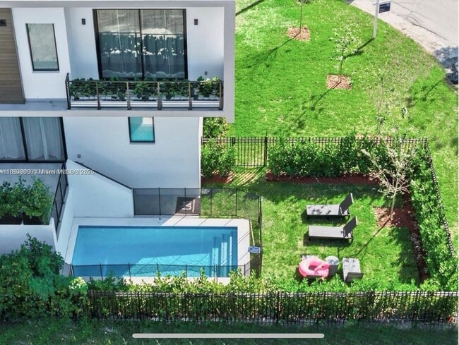 Foto del edificio - 1003 NE Little River Dr