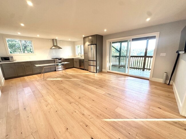 Fairfax Hillside Flat w/Valley Views - Fairfax Hillside Flat w/Valley Views Townhome