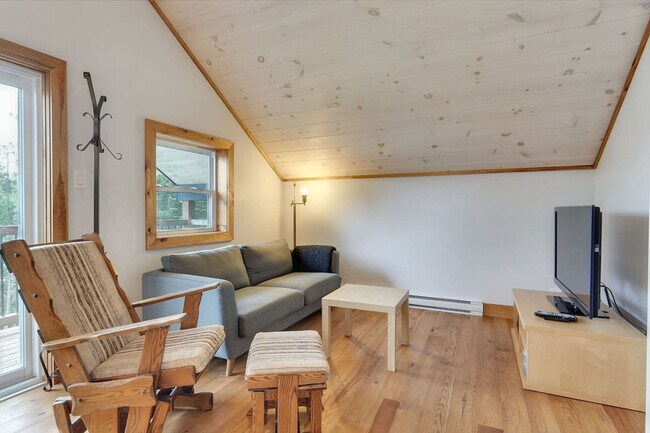 Building Photo - 566 Chem. du Lac Beauclair