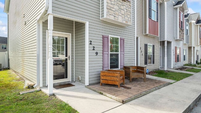 Building Photo - "Charming 2-Bed Townhouse with 2.5 Baths i...