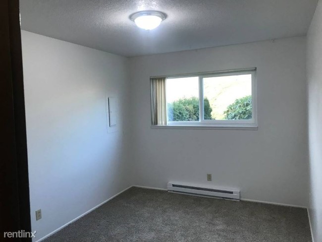 Building Photo - 3 br, 1 bath Apartment - 9008 NE Hassalo St.
