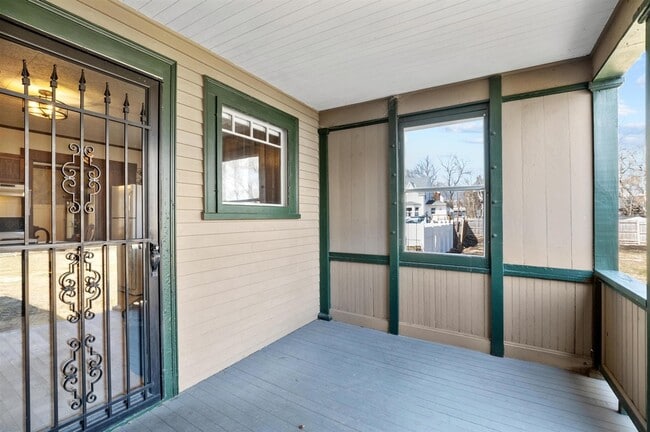 Building Photo - 26 Viking St