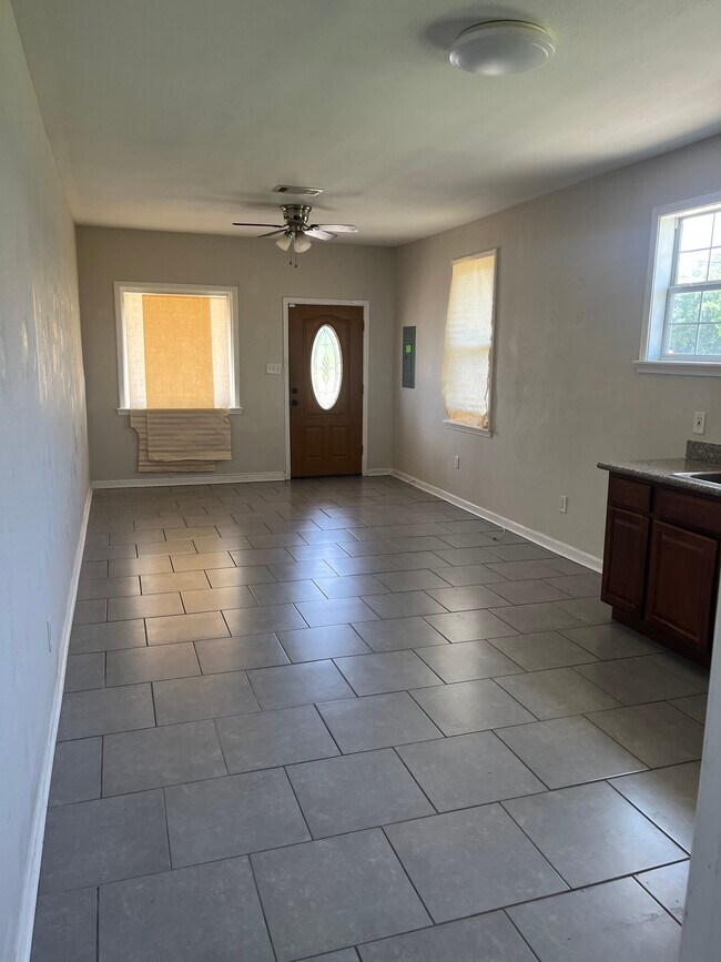Foto del edificio - 6125 N Robertson St