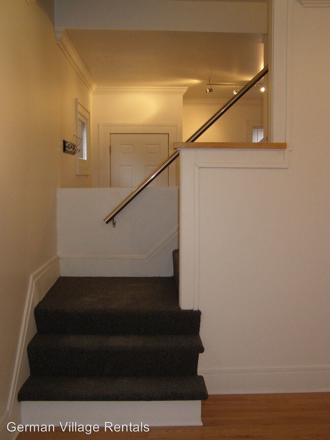 Building Photo - 267 E Blenkner St