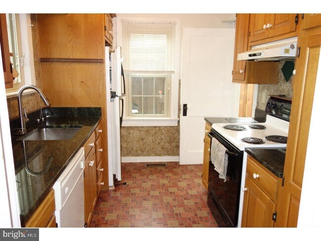Building Photo - 220 Maiden Ln