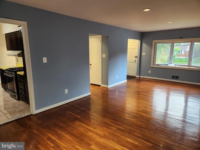 Building Photo - 13111 Parkland Dr
