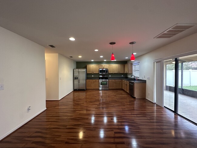 Foto del edificio - "Spacious 4-Bed, 3-Bath Haven close to L 3...