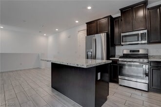 Building Photo - 5730 Sky Pointe Dr