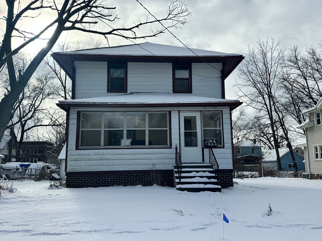 Primary Photo - Four Bedroom House Available in Battle Creek!