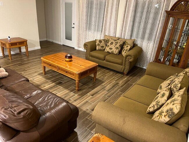 Foto del edificio - 1265 Rosebush Rd