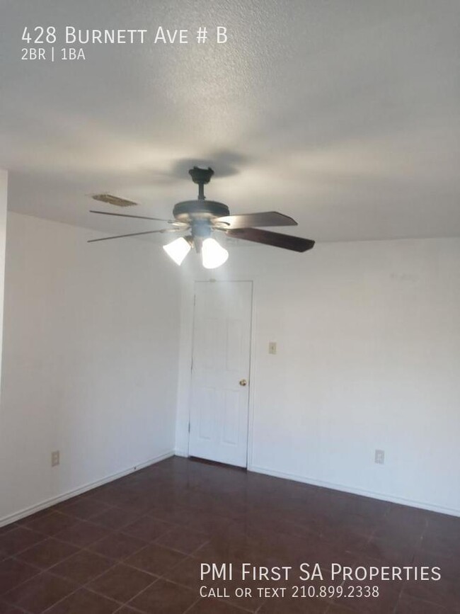 Building Photo - 2 bedroom and 1 bathroom unit ready to mov...