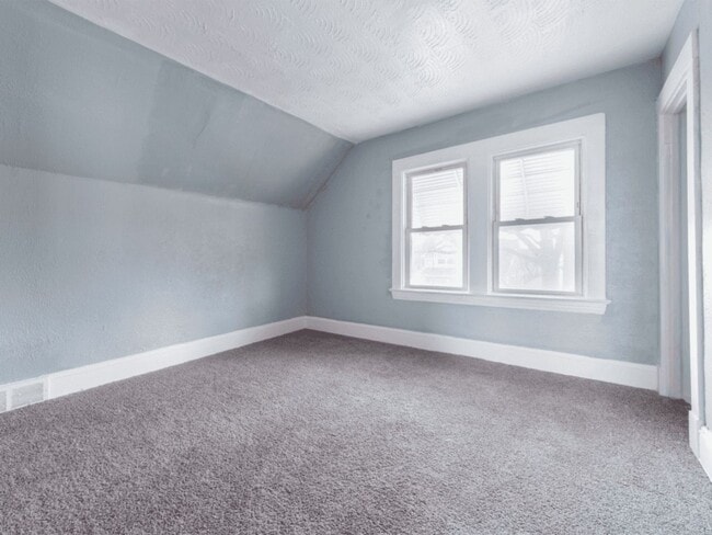 Building Photo - Charming 2-Bedroom 1 Bathroom Property in Prime Location
