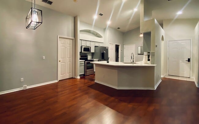 Building Photo - Beautiful 3 Bedroom Home in the Exclusive ...