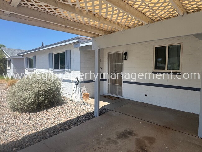 Building Photo - 2202 W Palmaire Ave