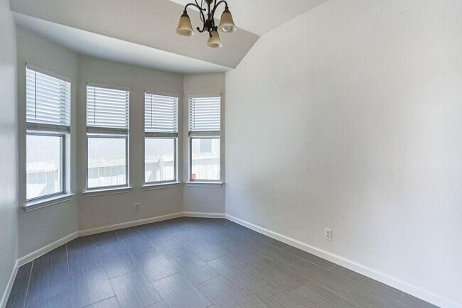 Building Photo - 215 Estate Dr