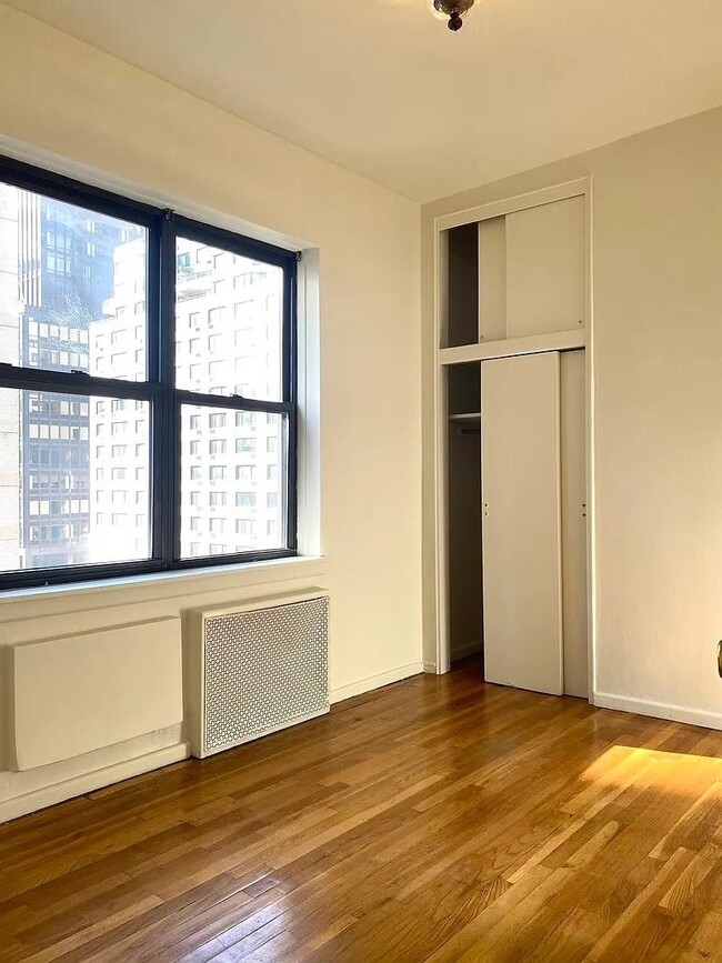 Foto del edificio - 301 E 49th St