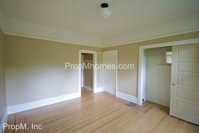 Building Photo - 2835 SE Yamhill St