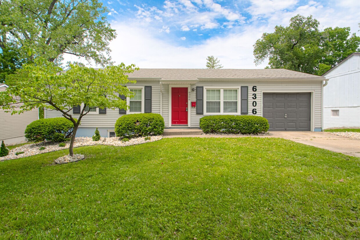 Primary Photo - 6306 E 153 St