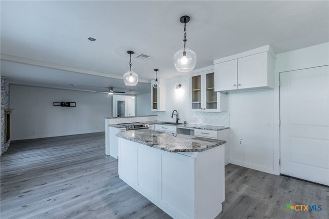 Building Photo - 4013 Valley View Dr