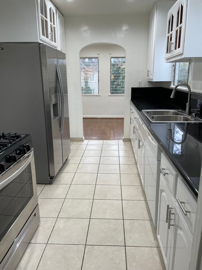 Kitchen - 421 S Bedford Dr