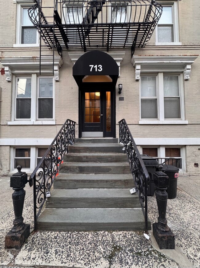 Building Photo - 713 Willow Ave
