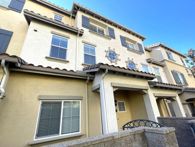 Foto del edificio - Luxurious Townhome in Gated Private Community