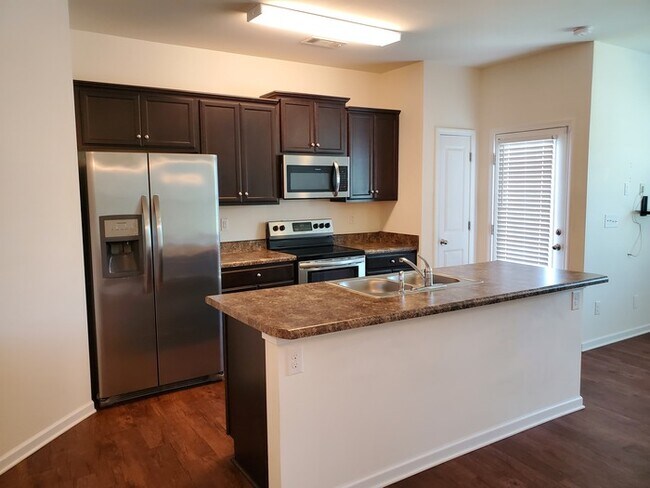 Building Photo - 2 Bedroom, 2.5 Baths Townhome located in C...