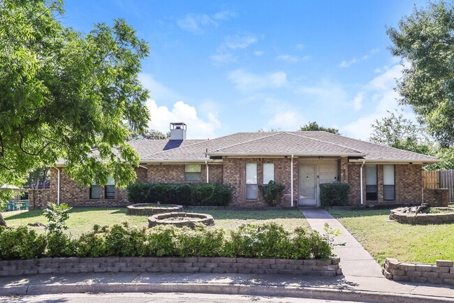 Building Photo - 806 Cherlyne Dr