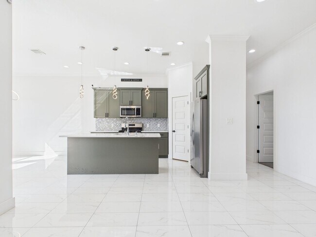 Building Photo - Stunning Home