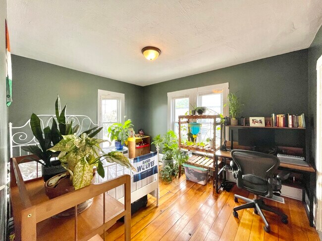 Foto del edificio - 824 Lowry Ave NE