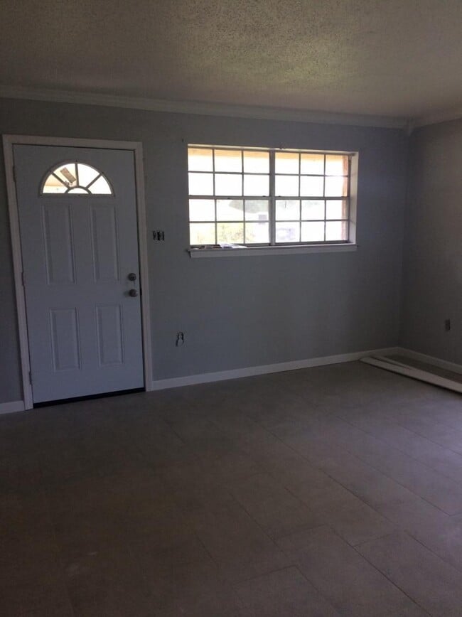 Building Photo - 761 E Versailles Dr