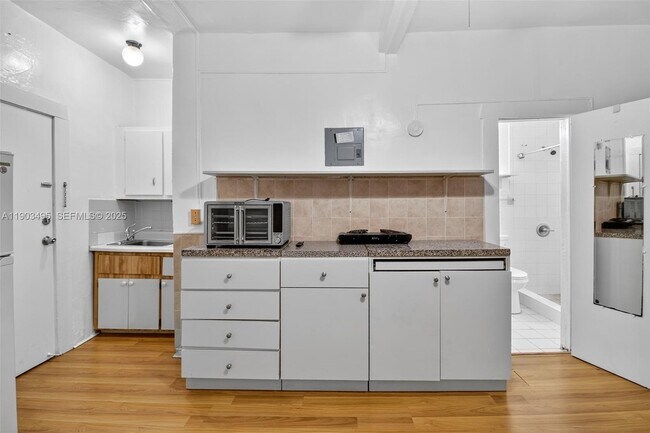 Foto del edificio - 3409 S Le Jeune Rd