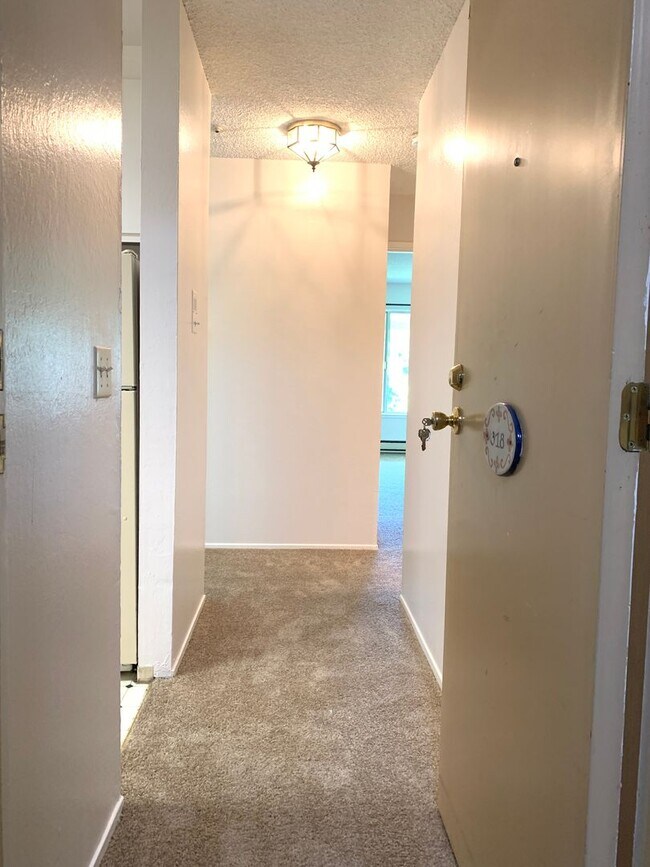 Building Photo - Top Floor Unit - Balcony - Elevator Access - Community Pool & Tennis Court