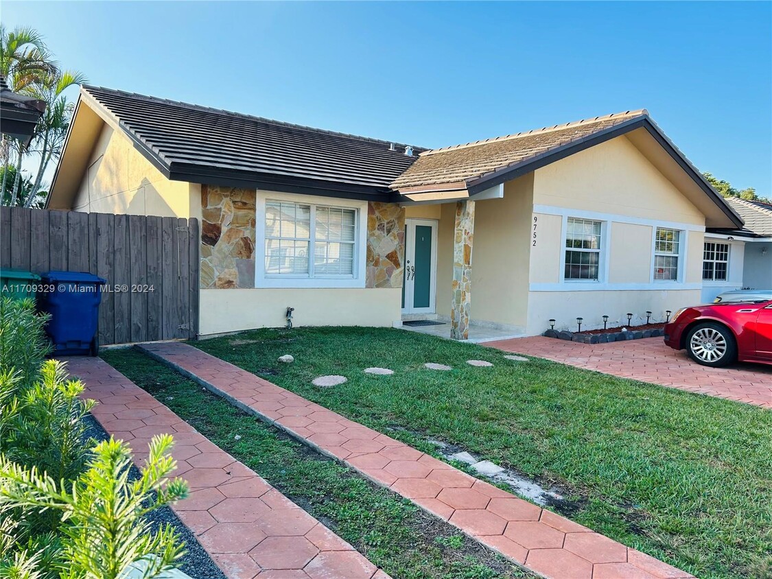 Foto principal - 9752 SW 145th Pl