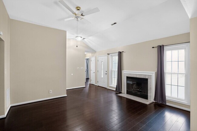 Foto del edificio - 47950 Mayflower Dr