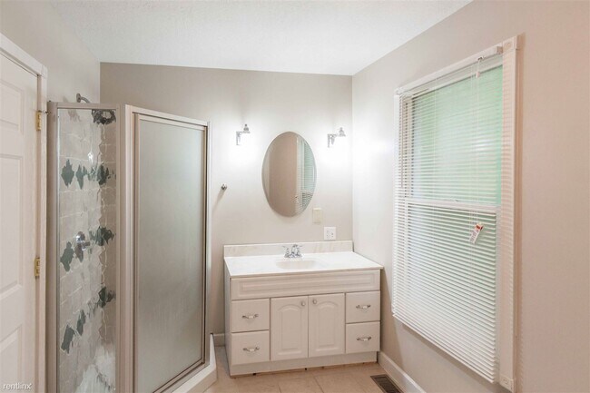 Building Photo - 3 br, 1.5 bath House - 988 Reaney Avenue