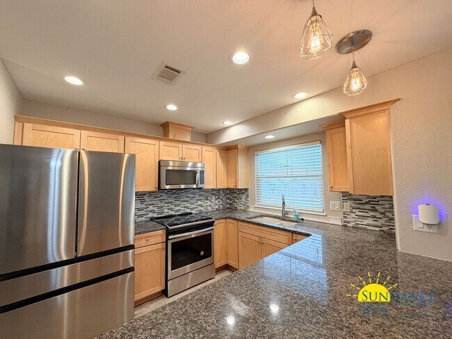 Foto del edificio - Beautiful 3-Bedroom Pool Home in Destin – Lawn & Pool Service Included!
